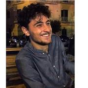 Laureato in scienze storiche, offre lezioni in materie umanistiche a studenti di tutte le età dalle medie all'università